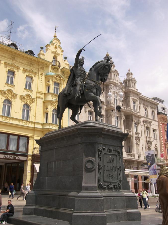 Studio Apartment With A View Of Ban Jelacic Square 萨格勒布 客房 照片