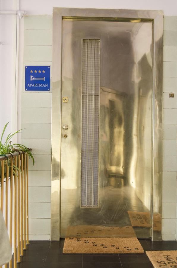 Studio Apartment With A View Of Ban Jelacic Square 萨格勒布 外观 照片